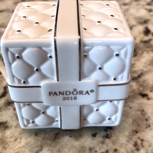 Limited Edition 2016 Pandora Present Gift Collectable Ornament - Picture 7 of 7